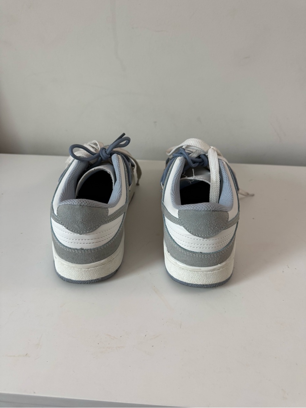 Women or girls Sneakers in Light Gray, light navy blue and White size 8 - Picture 5 of 6